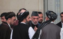 کرزی، عملیات‌ نظامی طالبان و دولت را محکوم کرد