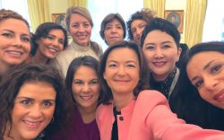همبستگی وزیران خارجۀ زن با زنان افغانستان/ طالبان آیندۀ افغانستان را به خطر می‌اندازند